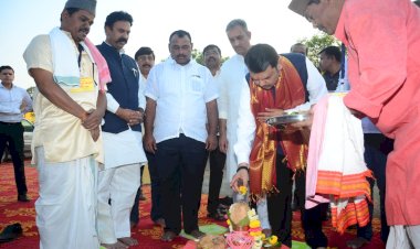 उपमुख्यमंत्री देवेंद्र फडणवीस यांच्या हस्ते कोर्टी ते वाखरी रस्त्याचे भूमिपूजन