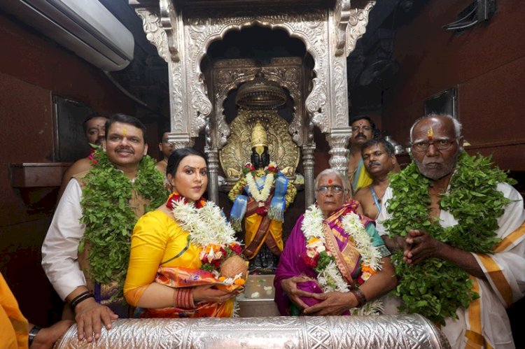 बा... विठ्ठला शेतकरी, कष्टकरी वर्गाला सुजलाम सुफलाम कर! -  उपमुख्यमंत्री देवेंद्र फडणवीस यांचे श्री विठ्ठलचरणी साकडे