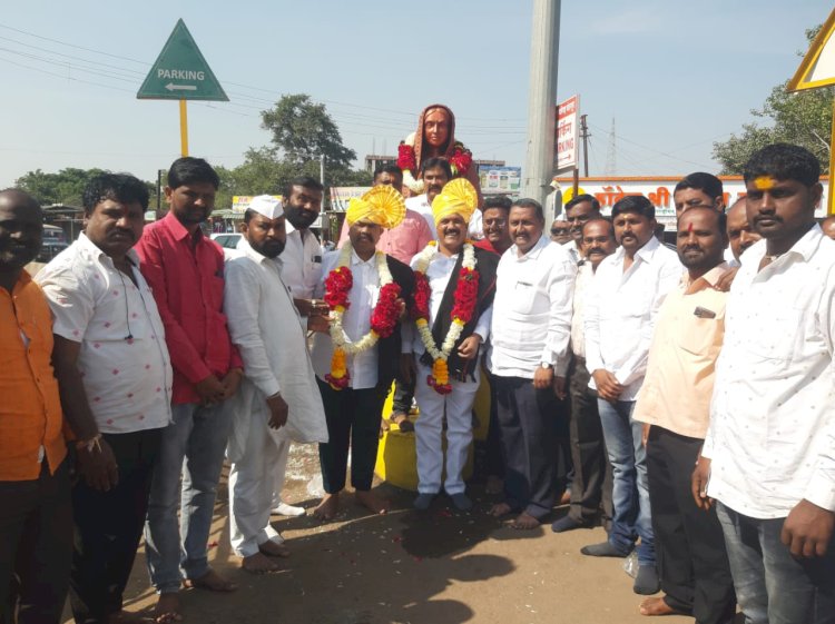 पंढरीतील धनगर समाज बांधवांकडून शिवसेनेचे महेश साठे यांचा सन्मान