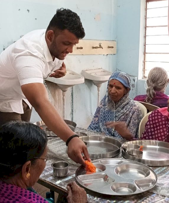 आ.समाधान आवताडे यांच्या वाढदिवसानिमित्त वृद्धाश्रम येथे मिष्ठान्न भोजन