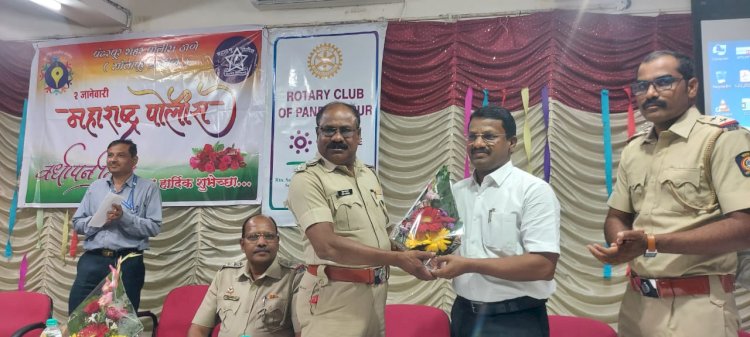 सिंहगड काॅलेज व रोटरी क्लब वतीने वाहतूक नियमावली मार्गदर्शन