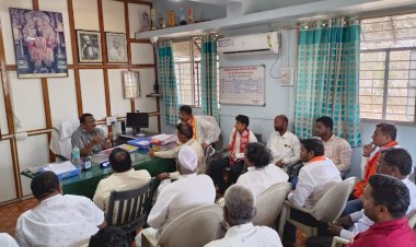 शिवसैनिकांचा पंढरपूर येथील महावितरणच्या कार्यालयात ठिय्या