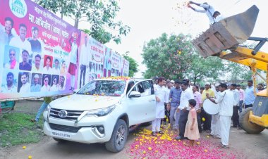 खुपसुंगी येथे जेसीबीतून पुष्पवृष्टी करून केले अभिजीत पाटलांचे स्वागत