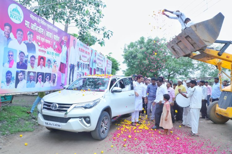 खुपसुंगी येथे जेसीबीतून पुष्पवृष्टी करून केले अभिजीत पाटलांचे स्वागत