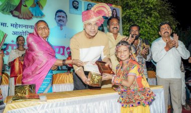 सिनेअभिनेते सुदेश बेरी यांनी साठे कुटुंबीयांनी आयोजित केलेल्या गरबा स्पर्धेचे केले बक्षीस वितरण