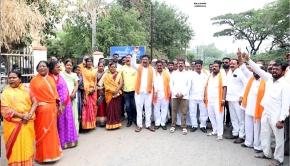 शासनाने दुष्काळ ग्रस्त यादीतून पंढरपूर-मोहोळ - मंगळवेढ्यास वगळले , शिवसेना ठाकरे गटाचे राज्य शासनास १० दिवसाचे अल्टिमेटम   