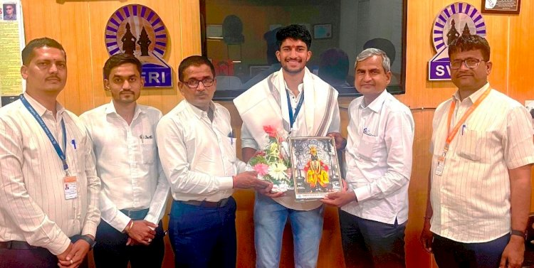 स्वेरीच्या अविराज नागटिळक यांना बॉक्सिंग स्पर्धेत सुवर्णपदक