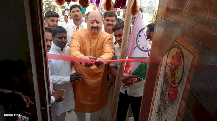 मा.आमदार दीपकआबा साळुंखे पाटील यांनी दिला निराधराला आधार