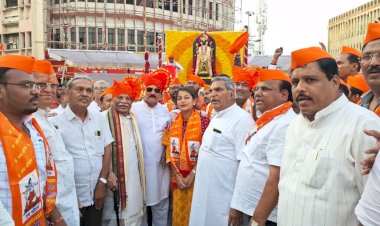 प्रणिती शिंदे यांचा शोभायात्रेत सहभाग;गुढीपाडव्याच्या शुभेच्छा देत धरला फुगडीचा फेर