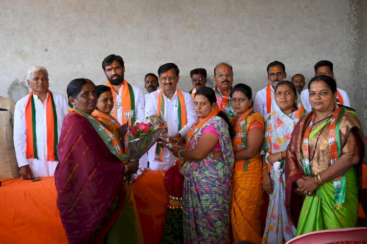 भाजपाचा दक्षिण सोलापुरात काँग्रेसला धक्का ,आ.राम सातपुते यांच्या गाव भेटी दरम्यान मोठ्या प्रमाणावर भाजपात प्रवेश