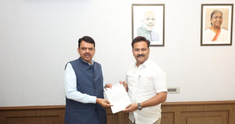 वादळातील नुकसानीची सरसकट भरपाई मिळावी ; उपमुख्यमंत्री देवेंद्र फडणवीस यांच्याकडे अभिजीत पाटील यांची निवेदनाद्वारे मागणी