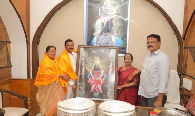 श्री विठ्ठल रूक्मिणी मंदिरास चांदीची फुलदाणी अर्पण