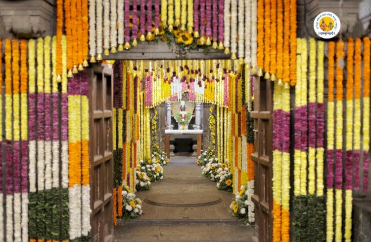 माघ यात्रा - श्री विठ्ठल रुक्मिणी मंदिरात फुलांची आकर्षक सजावट