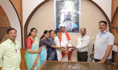 श्री विठ्ठल-रुक्मिणी मातेच्या चरणी चार किलोची चांदी घागर अर्पण