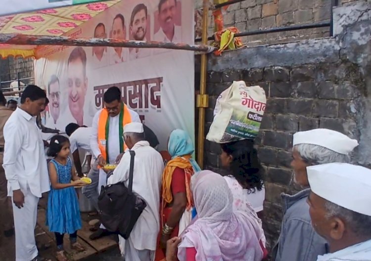 गोपाळपूर येथे काल्यासाठी आलेल्या भाविकांना भाजपा तालुकाध्यक्ष सुभाष मस्के यांच्या वतीने महाप्रसादाचे वाटप 
