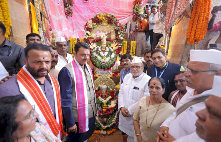 मुख्यमंत्री देवेंद्र फडणवीस यांनी घेतले श्री संत शिरोमणी नामदेव महाराज पायरीचे दर्शन