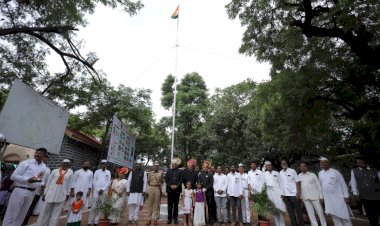 स्वातंत्र्यदिनी तहसिल कार्यालय येथे ध्वजारोहण संपन्न