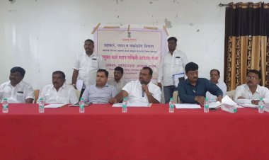 आमदार समाधान आवताडे यांनी घेतली बँक अधिकाऱ्यांची आढावा बैठक 