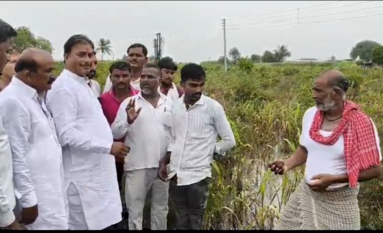 मनसे नेते दिलीप धोत्रे यांच्याकडून नुकसानग्रस्त शेतकरी, घरांची पडझड झालेल्या कुटुंबांना भेट देऊन केली प्रत्येकी दहा हजार रुपयांची आर्थिक मदत