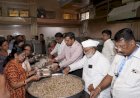 कमला एकादशीनिमित्त शिवसेना जिल्हाप्रमुख संभाजी शिंदे यांचेवतीने भाविकांना फराळाचे वाटप