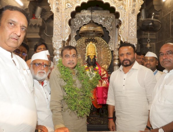 केंद्रीय रस्ते व वाहतूक मार्ग मंत्री नितीन गडकरी यांनी घेतले श्री विठ्ठल रुक्मिणी मातेचे दर्शन