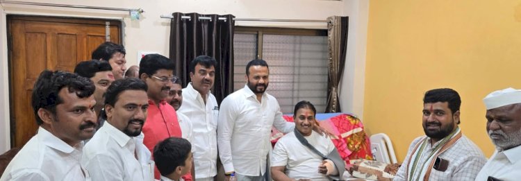पालकमंत्री जयकुमार गोरे यांनी मनसे नेते दिलीप धोत्रे यांच्या निवासस्थानी भेट देत केली तब्येतीची विचारपूस