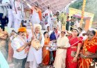 आषाढी वारीत वारकऱ्यांसाठी उपमुख्यमंत्री एकनाथ शिंदे आणि खा.श्रीकांत शिंदे यांच्या वतीने साड्या,छत्र्या व पिशव्यांचे वाटप