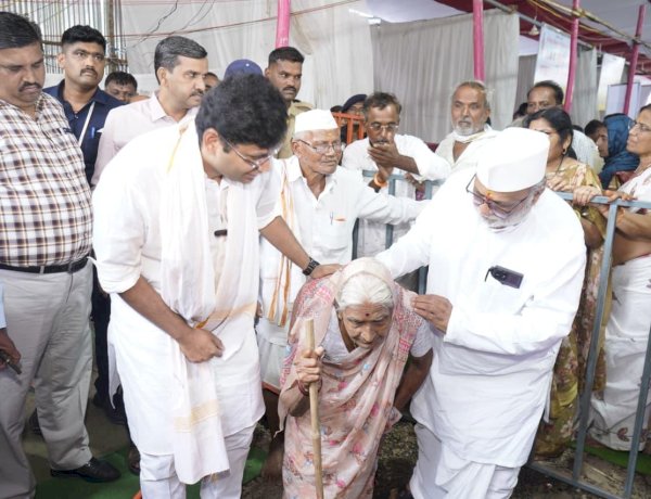 दर्शन रांगेत थकलेल्या वयोवृद्ध जोडप्यांना  घडवले थेट दर्शन ; वारकरी हाच व्हीआयपी मानून प्रशासनाने घडवले दर्शन - जिल्हाधिकारी कार्तिकेयन 