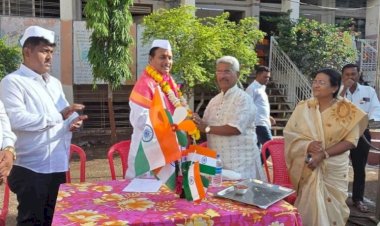 मनसे नेते दिलीप धोत्रे यांच्या हस्ते ध्वजारोहण; विद्यार्थ्यांच्या देशभक्तीपर गीतांनी रंगला स्वातंत्र्य दिनाच्या सोहळा