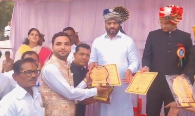 पालकमंत्री यांच्या हस्ते समाजसेवक मुजम्मील कमलीवाले यांना जिल्हा युवा पुरस्कार प्रदान ; पंढरपुरला प्रथमच मिळाला मानाचा बहुमान