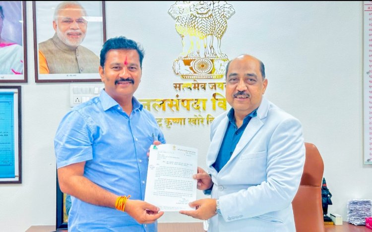 आमदार अभिजीत पाटील यांनो सिना-माढा उपसा सिंचन योजनेच्या विविध प्रश्नासाठी पुण्यातील कार्यकारी अभियंता यांची घेतली भेट