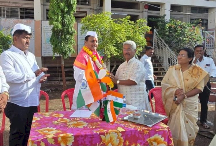 मनसे नेते दिलीप धोत्रे यांच्या हस्ते ध्वजारोहण; विद्यार्थ्यांच्या देशभक्तीपर गीतांनी रंगला स्वातंत्र्य दिनाच्या सोहळा