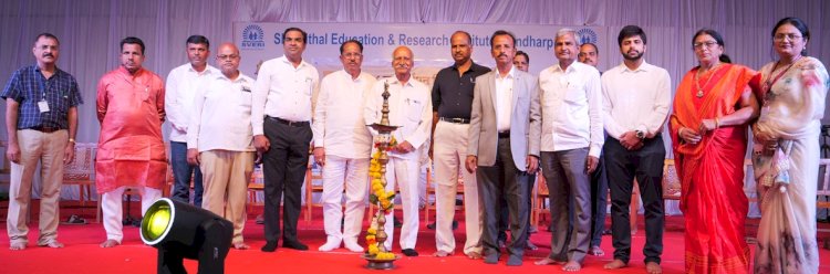 स्वेरीतून मिळणाऱ्या संस्कारांमुळे विद्यार्थी घडत आहेत - साहित्यिक प्रा.प्रकाश राऊत