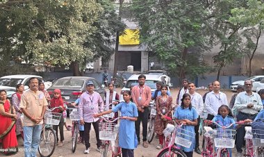 एसबीआयच्या वतीने शालेय विद्यार्थिनींना सायकल वाटप