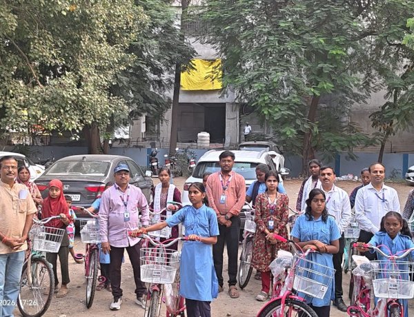 एसबीआयच्या वतीने शालेय विद्यार्थिनींना सायकल वाटप