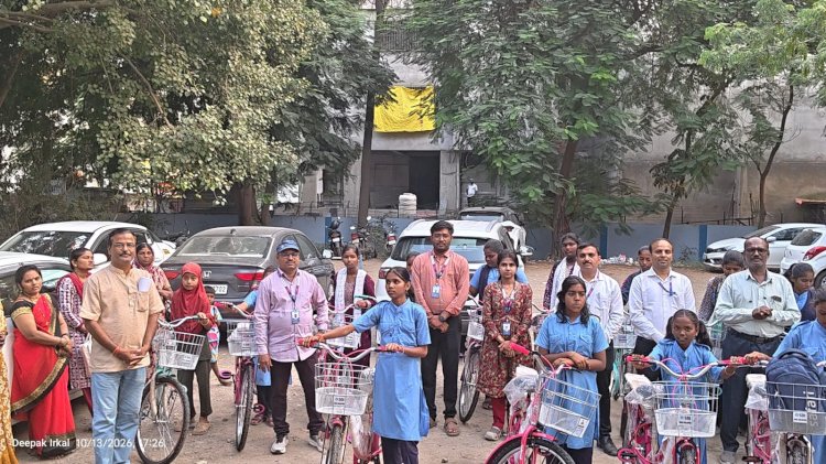 एसबीआयच्या वतीने शालेय विद्यार्थिनींना सायकल वाटप
