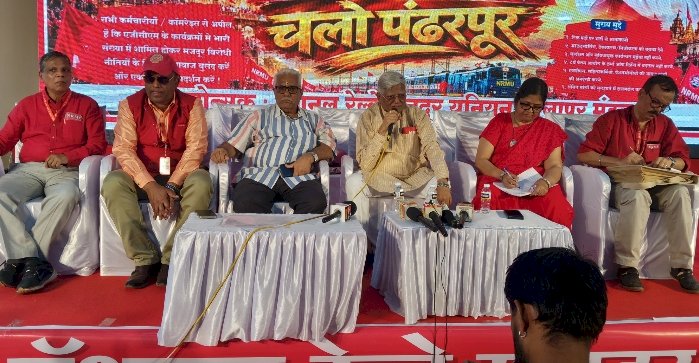 मागण्या मान्य न झाल्यास रेल्वे कर्मचारी व सरकारचा संघर्ष निश्चित