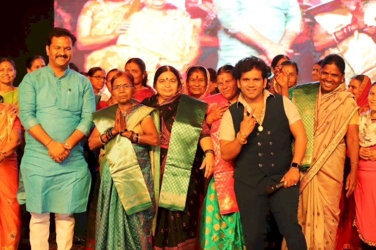 पंढरी नगरीत हजारो महिलांच्या उपस्थित खेळ रंगला पैठणीचा कार्यक्रम