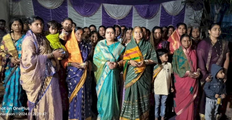 तृप्ती खरे यांच्याकडून महिलांना वस्तू भेट