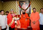 काशीपीठाचे जगद्गुरु डॉ.मल्लिकार्जुन विश्वाराध्य शिवाचार्य महास्वामीजींचे पालकमंत्री चंद्रकांत पाटील यांनी घेतले आशीर्वाद
