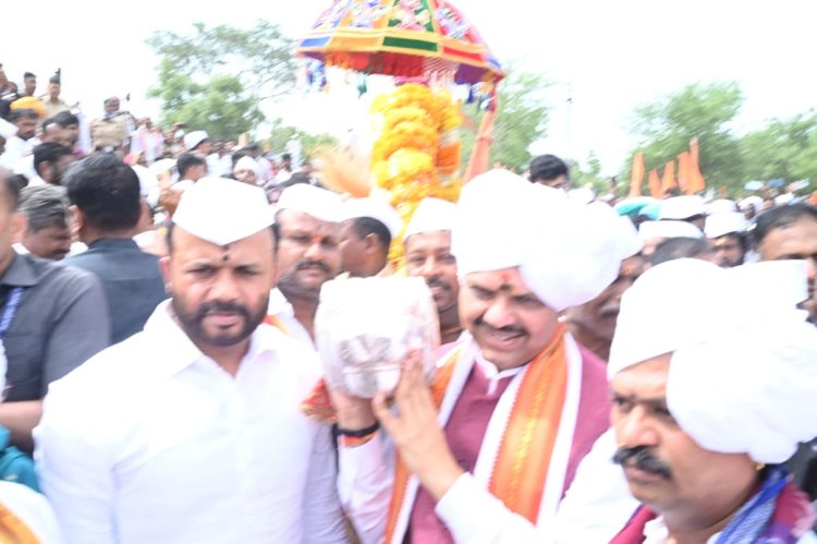 मुख्यमंत्री देवेंद्र फडणवीस यांच्याकडून श्री संत ज्ञानेश्वर महाराज पालखीचे दर्शन 