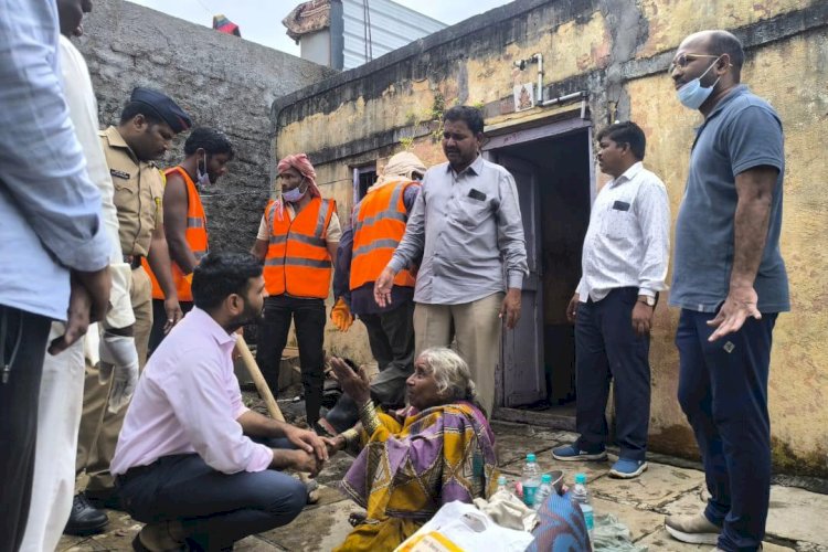 सोलापूर जिल्ह्यात पुरग्रस्त गावात युध्दपातळीवर स्वच्छता मोहिम …!