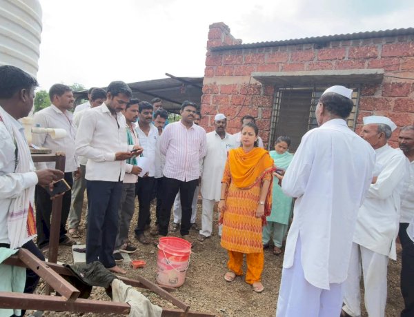 कासेगाव येथे खासदार प्रणिती शिंदे यांचा ग्रामसंवाद; महावितरणच्या कारभारावर संताप, शेतकऱ्यांच्या प्रश्नांवर तातडीने कारवाईच्या सूचना