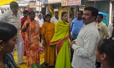नगराध्यक्षा डॉ.प्राणिताताई भालके यानी भाजी मंडईतील विक्रेत्यांच्या समस्या जाणून घेत केली प्रत्यक्ष पाहणी.